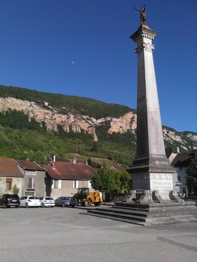 A Deux Pas Du Rheby Hotel Villebois Exterior foto